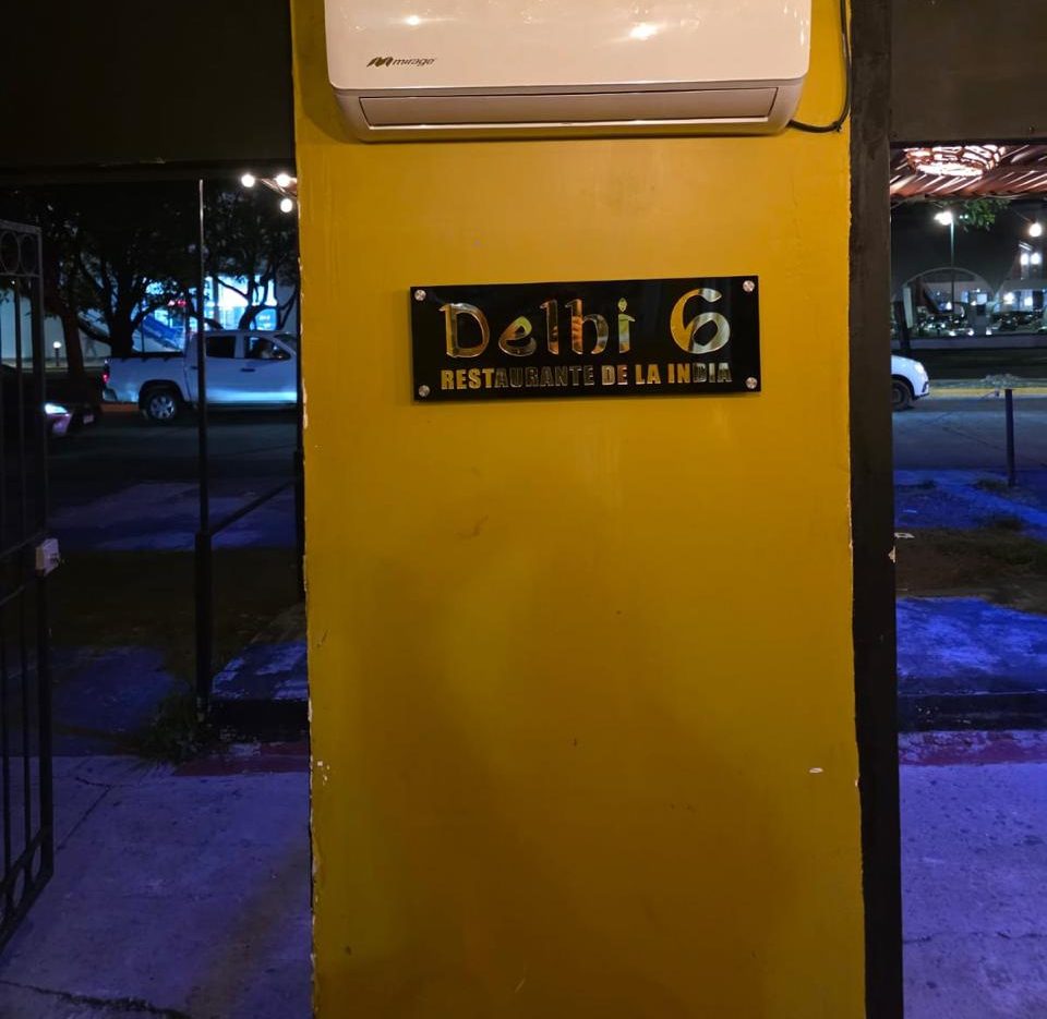 Entrada del restaurante Delhi 6