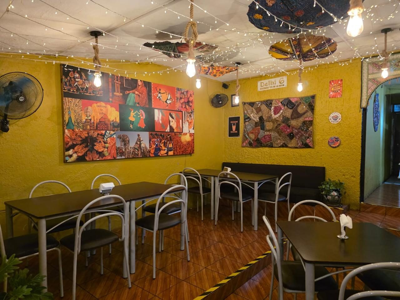 Interior del restaurante con decoración india