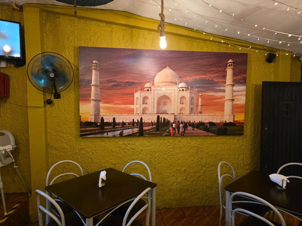 Mural del Taj Mahal en el comedor